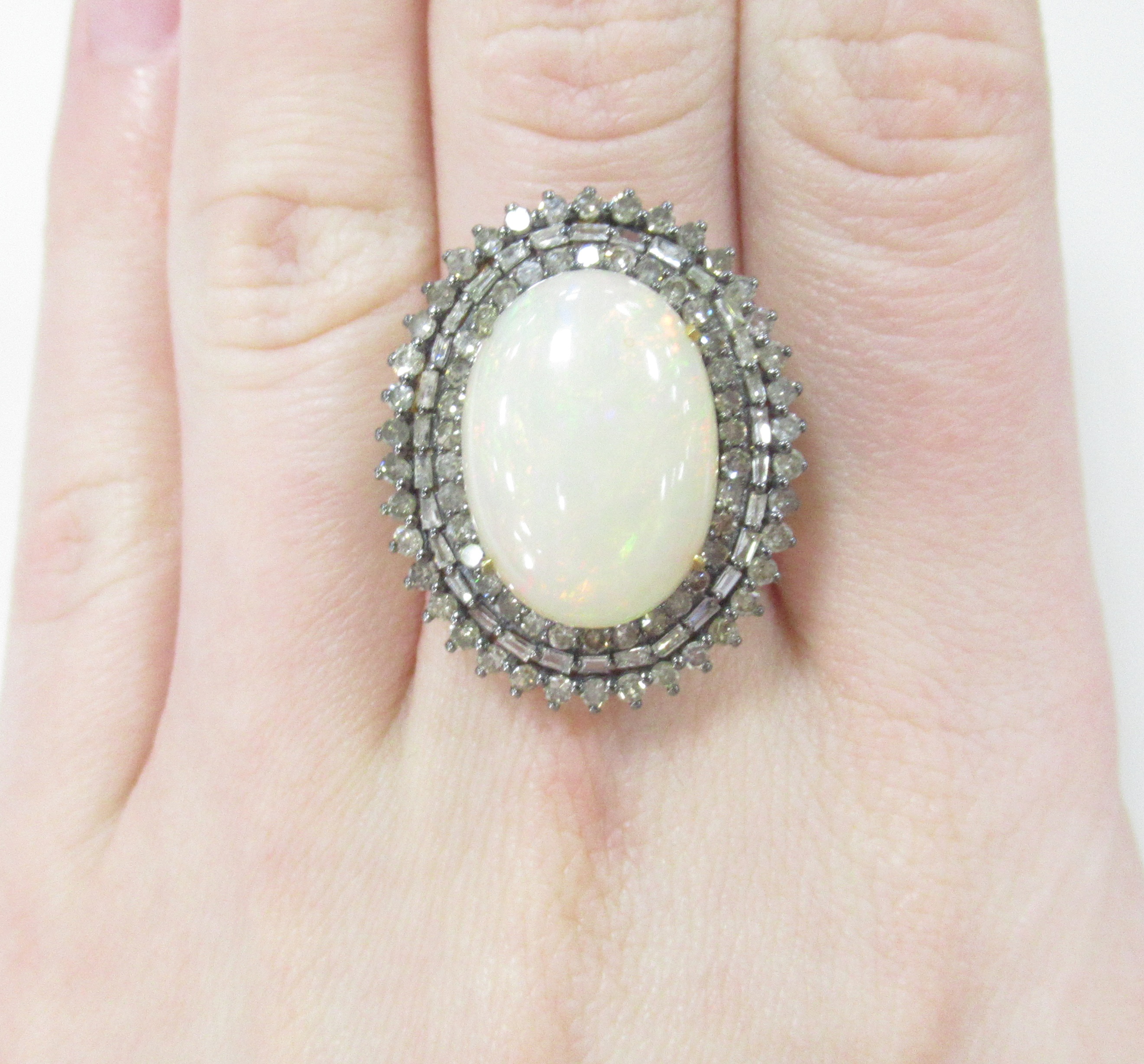 Серебряное кольцо 925 пробы; родий черный; вставки 1 Опал белый 6,15ct; 72 Бр.Кр-17 1,35ct 3/3; 30 Б